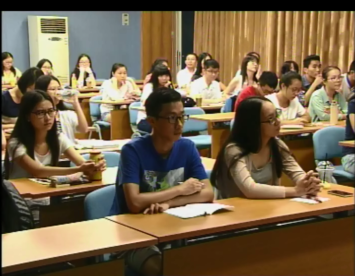 人文经典阅读课程同学在认真听讲