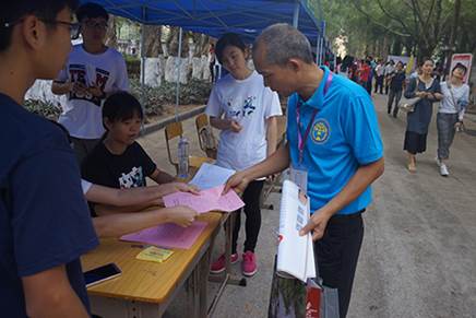 工作人员向员工赠送纪念品和介绍活动流程