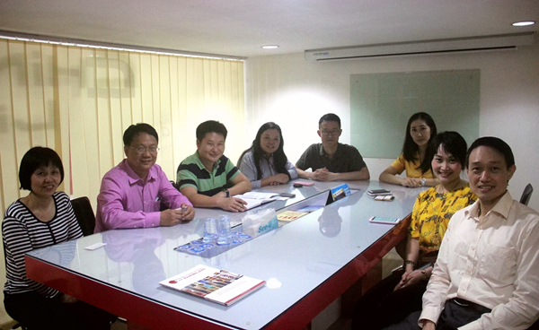 公司一行在优利联国际汉语公司交流