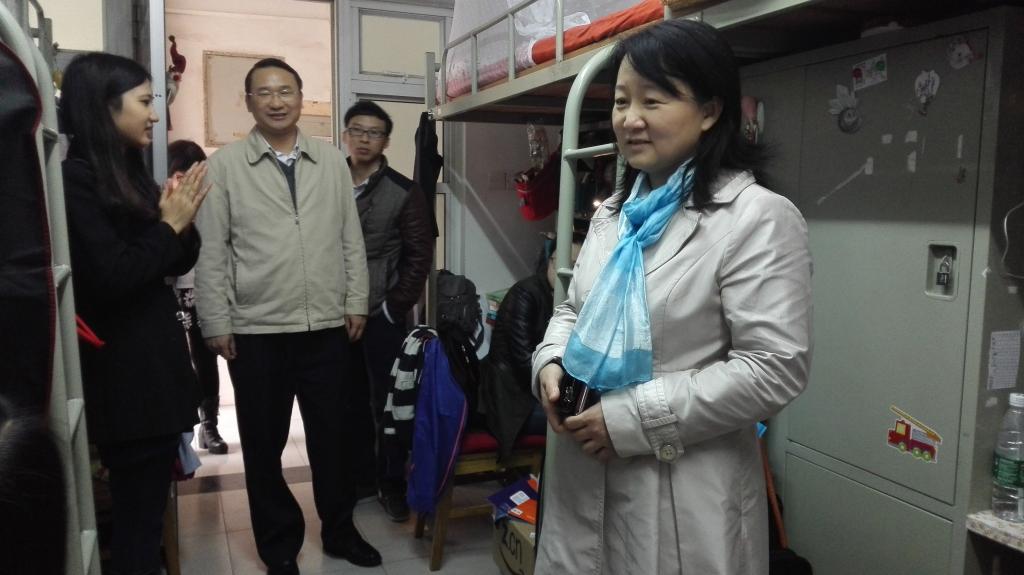 院领导与员工亲切交谈