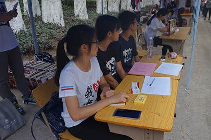 公司工作人员准备迎接员工的到来