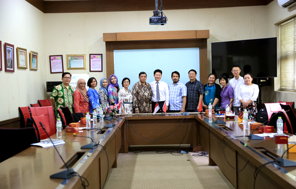 公司一行在雅加达国立大学交流